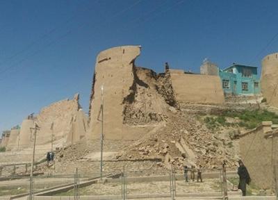 خبرنگاران بخشی از برج قلعه الغزنین در غزنی فرو ریخت