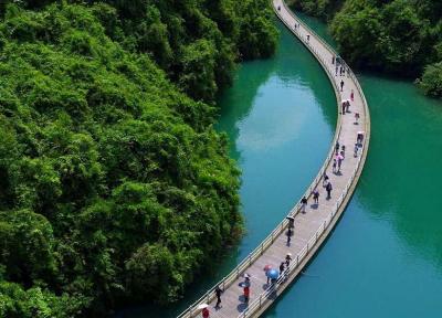 پل معلق روی آب در چین؛ گردشگاهی شگفت انگیز