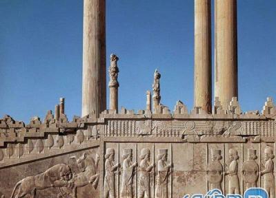 بررسی شال ستون کتیبه دار در موزه تخت جمشید